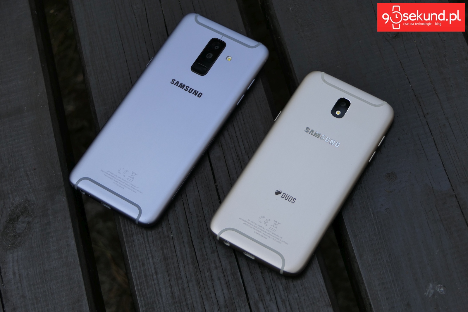Od lewej: Srebrny Samsung Galaxy A6+ i złoty Galaxy J5 (2017) - 90sekund.pl - Michał Brożyński